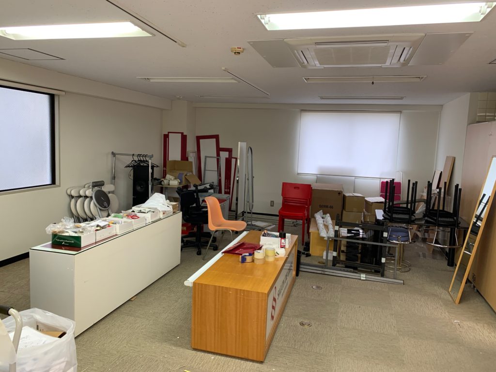 東京支店撤退によるオフィス封鎖のためオフィス家具などの残置物を回収（中野区）前の写真１