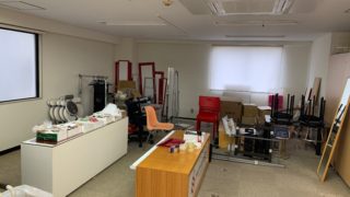 東京支店撤退によるオフィス封鎖のためオフィス家具などの残置物を回収（中野区）前の写真１