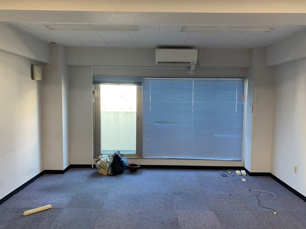 オフィスの縮小移転のため旧オフィスのオフィス什器などを回収後の写真（大田区）３