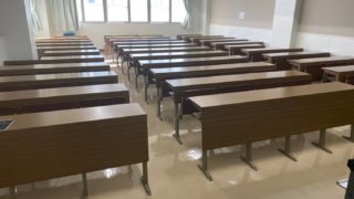西池袋にてビルの建て替えのため学校の座席を撤去・処分（豊島区）写真１