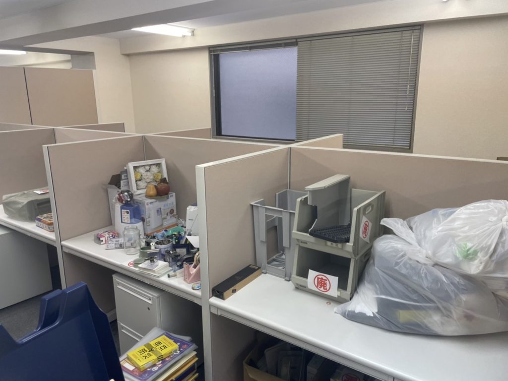 溝口にてリモート化によるオフィス移転の為、オフィス家具等を撤去処分（高津区）川崎市の写真２