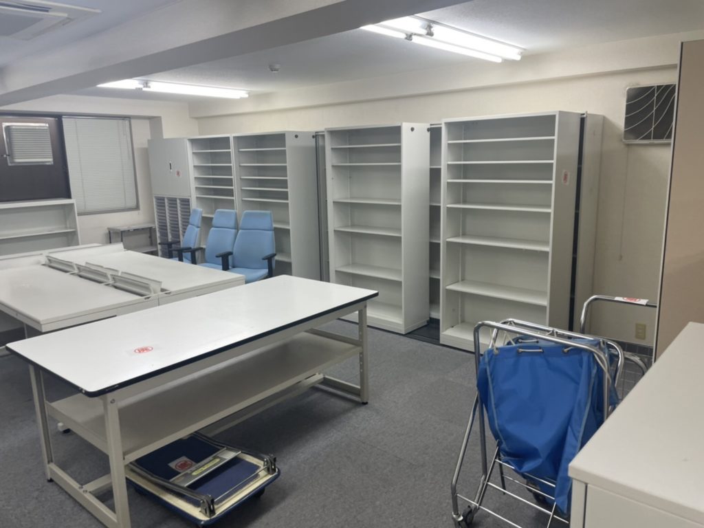 溝口にてリモート化によるオフィス移転の為、オフィス家具等を撤去処分（高津区）川崎市の写真３