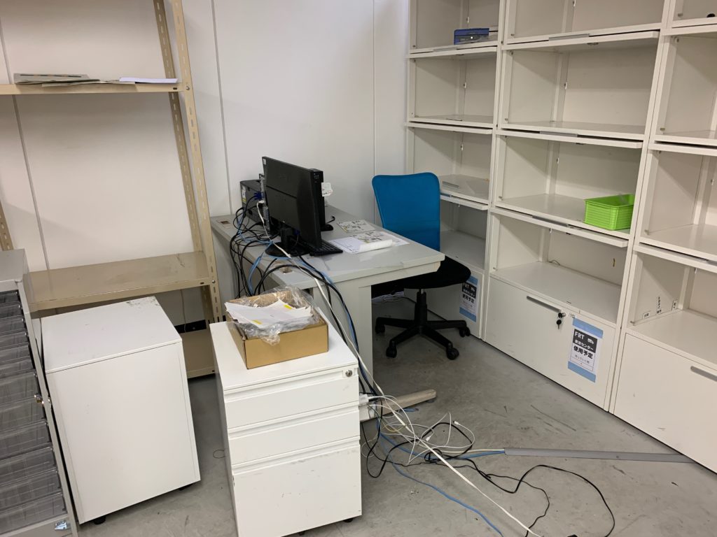 オフィスの作業室を空けるため作業机やオフィス家具を回収いたしました。港北区（横浜市）の写真３