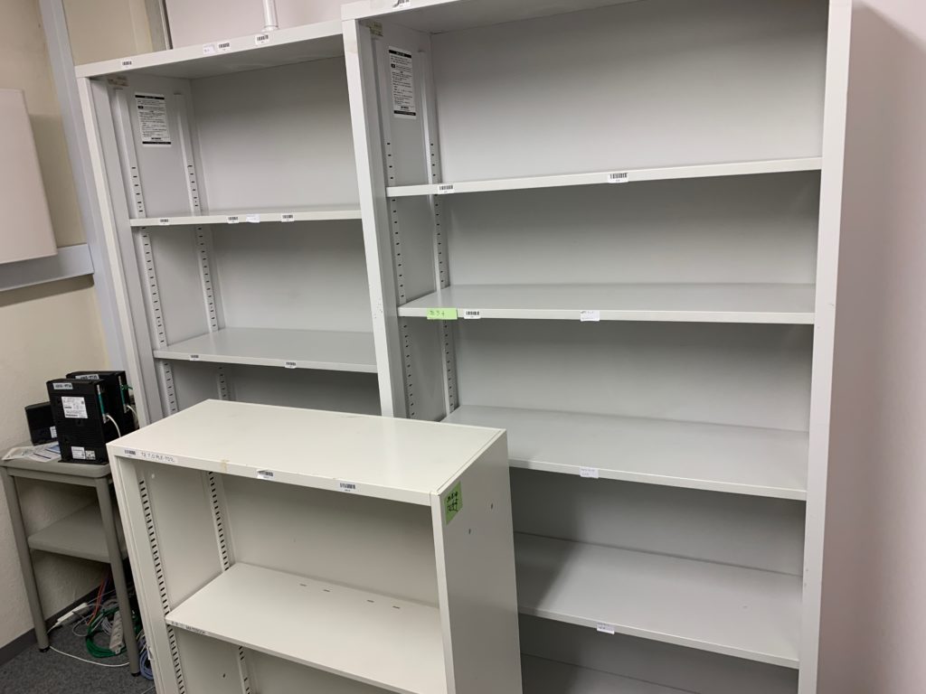 オフィスの作業室を空けるため作業机やオフィス家具を回収いたしました。港北区（横浜市）の写真２