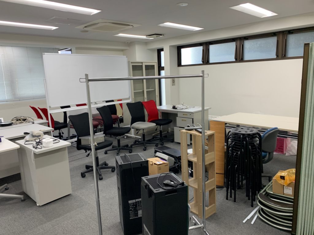 蒲田にてオフィス撤退のためオフィス家具、什器などを回収致しました。（大田区）の写真１