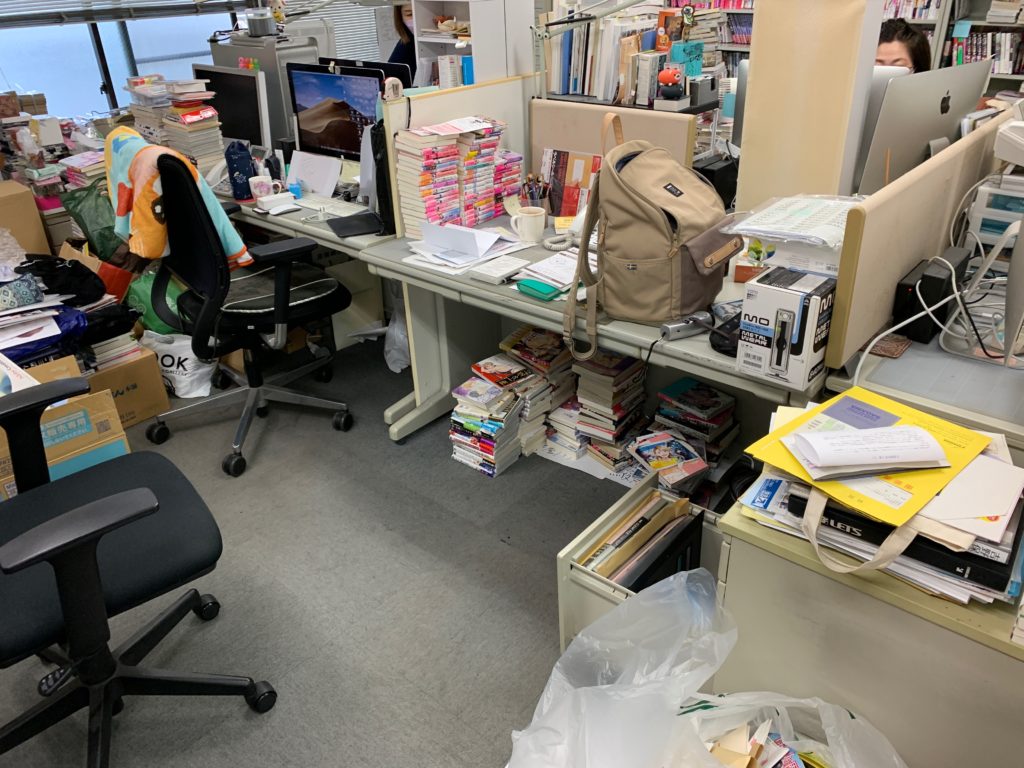 リモート化によるオフィスの縮小移転のためオフィス家具等を回収致しました。（江戸川区）の写真１