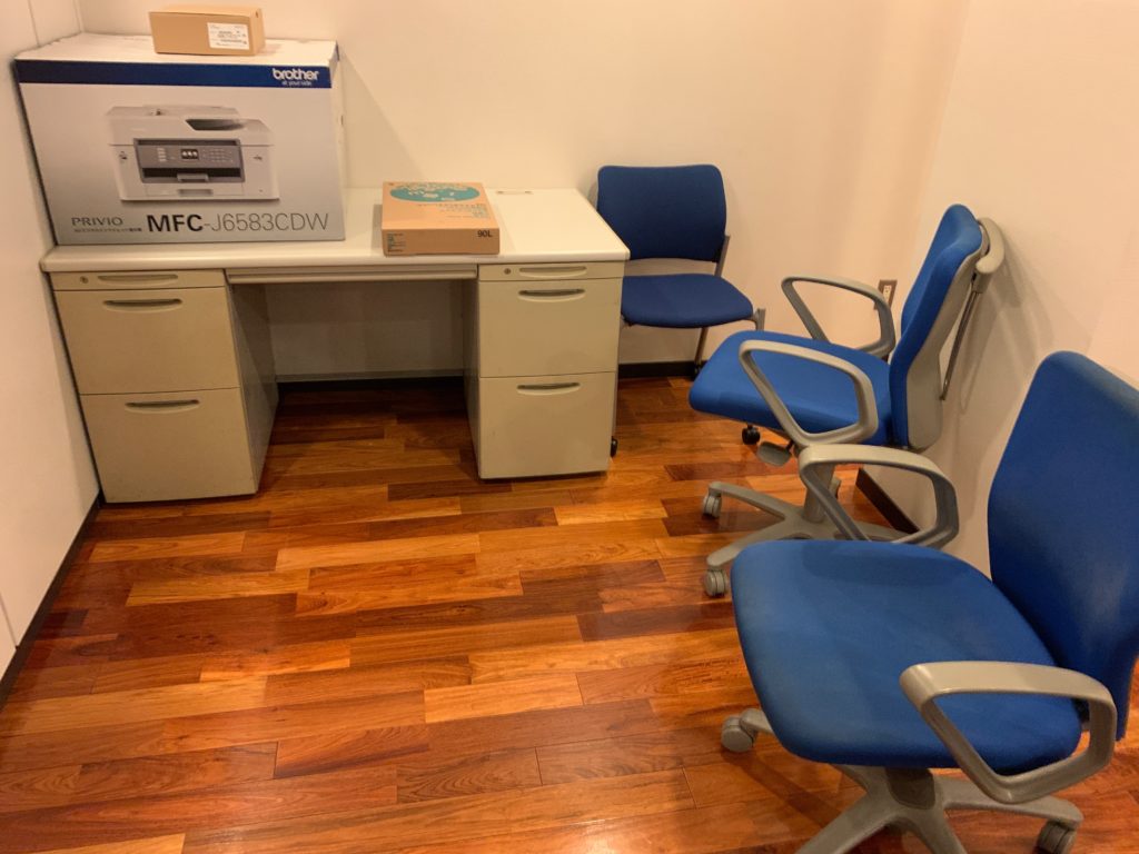 使っていないオフィスの事務用品（デスク、椅子、ロッカーなど）の不用品を回収しました。宮前区（川崎市）の写真１