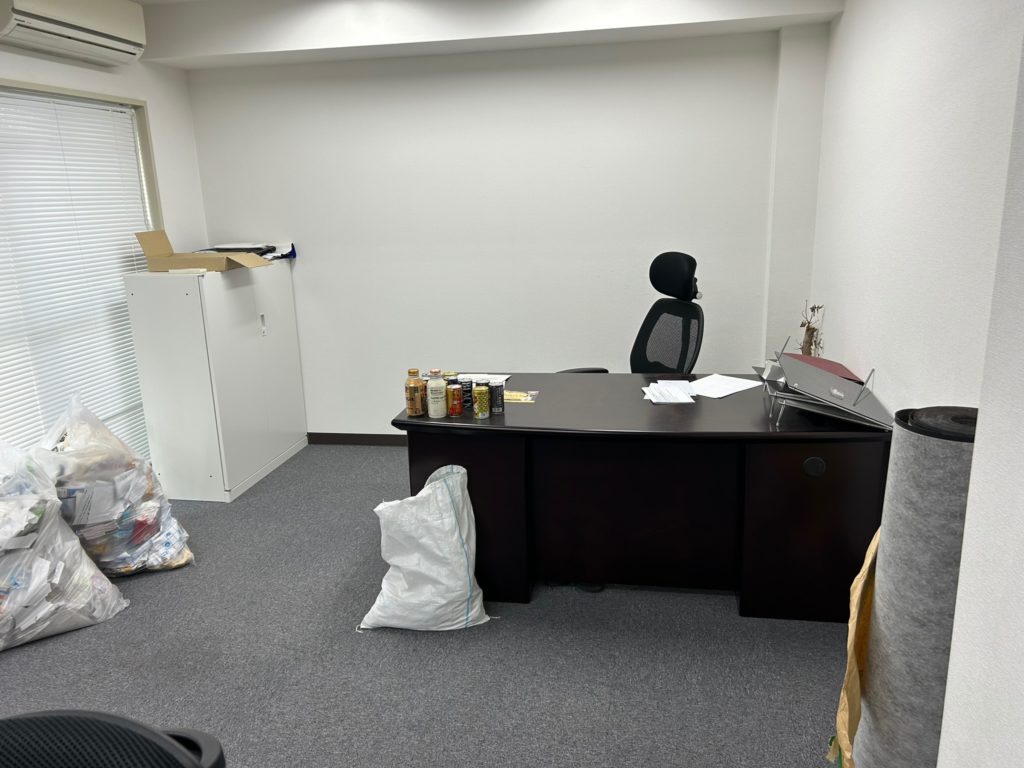 会社の閉業のためオフィス家具や備品等の不用品を回収致しました。（江東区）作業前→作業後の作業前の写真１