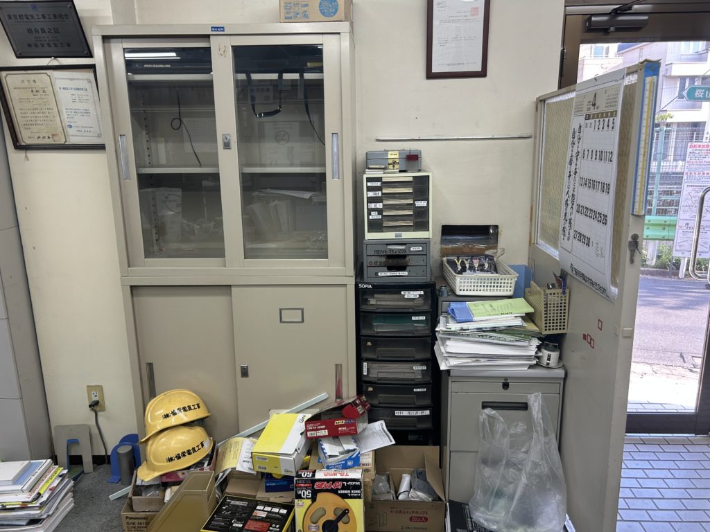 会社閉業のためオフィス（事務所）兼倉庫の不用品（事務机、書庫、スチール棚など）を回収、処分しました。（文京区）の写真１