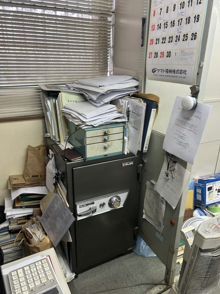 会社閉業のためオフィス（事務所）兼倉庫の不用品（事務机、書庫、スチール棚など）を回収、処分しました。（文京区）の写真５