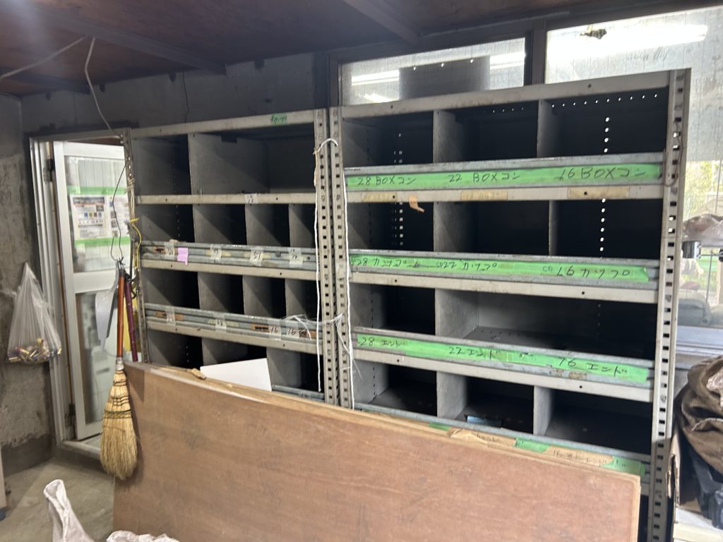 会社閉業のためオフィス（事務所）兼倉庫の不用品（事務机、書庫、スチール棚など）を回収、処分しました。（文京区）の写真４