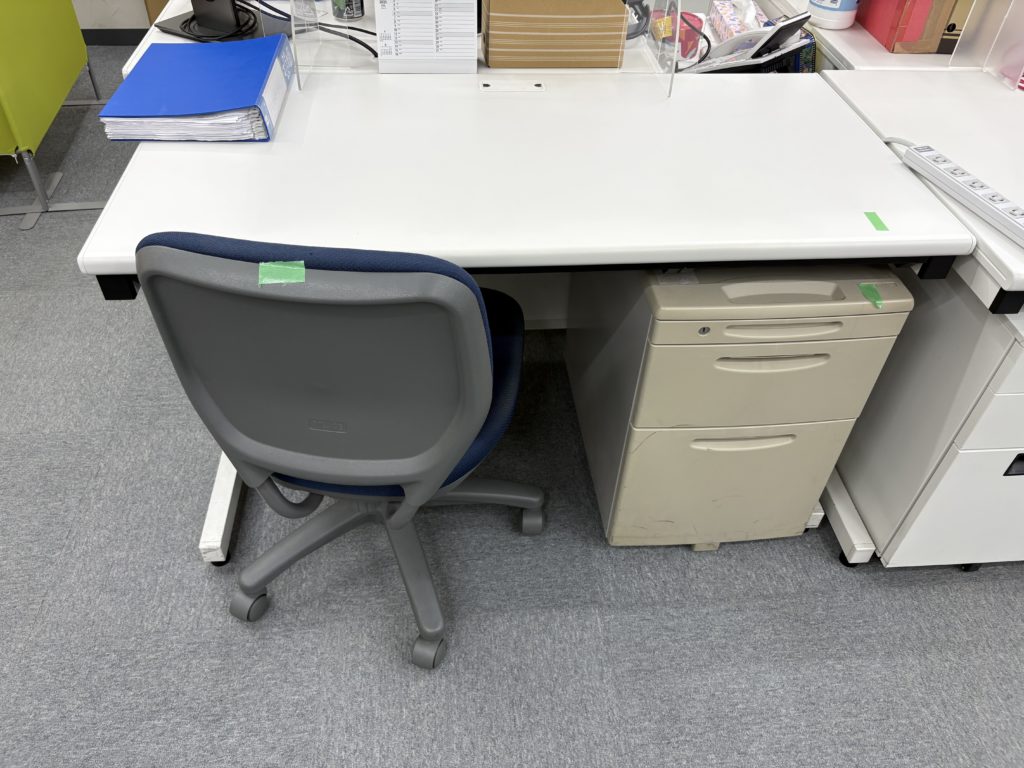 オフィスの模様替えの為、机、椅子、キャビネットなどの不用品を回収しました。（新宿区）の写真１