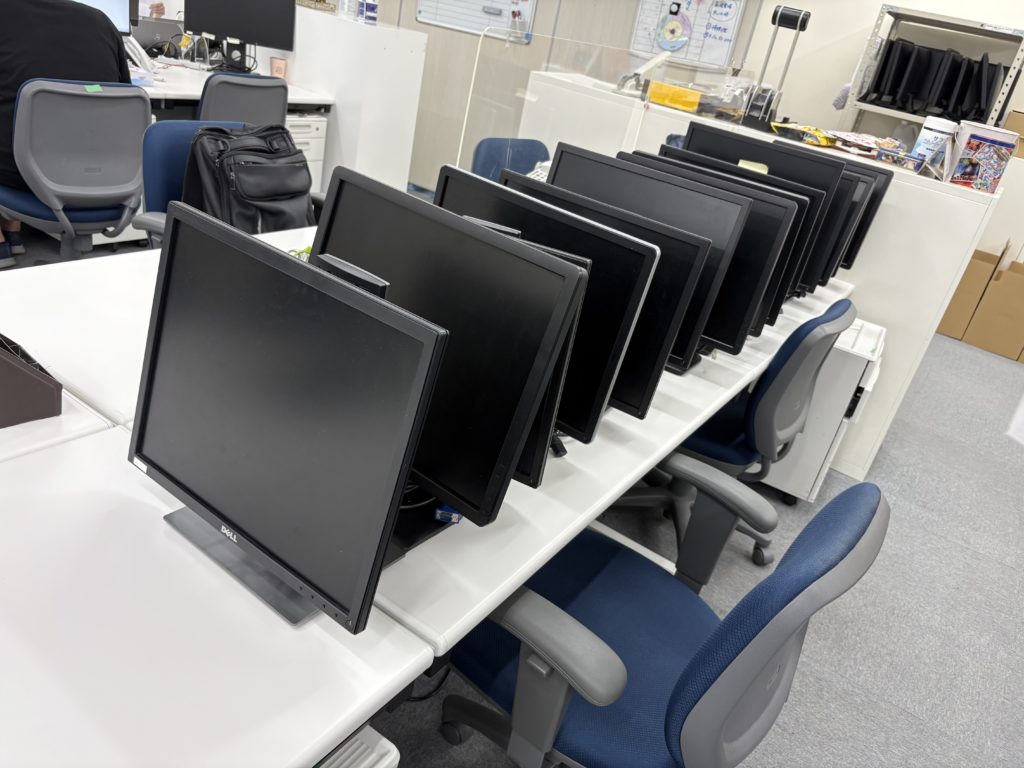 オフィスの模様替えの為、机、椅子、キャビネットなどの不用品を回収しました。（新宿区）の写真２