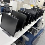 オフィスの模様替えの為、机、椅子、キャビネットなどの不用品を回収しました。（新宿区）の写真２