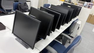 オフィスの模様替えの為、机、椅子、キャビネットなどの不用品を回収しました。（新宿区）の写真２