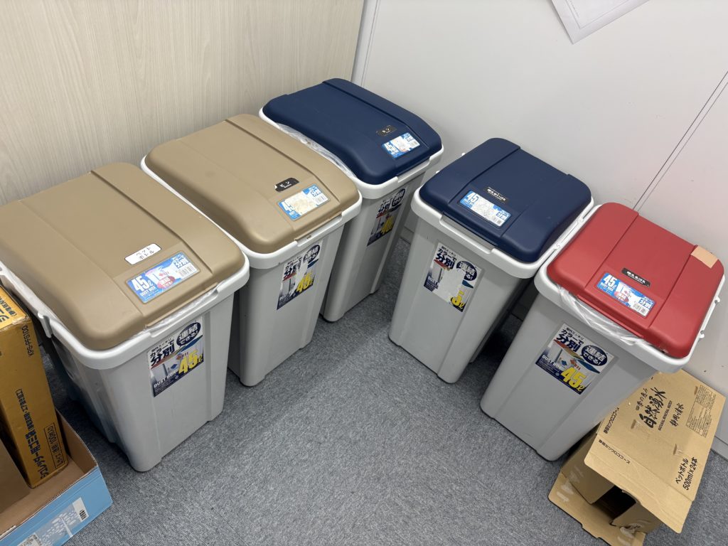 オフィスの模様替えの為、机、椅子、キャビネットなどの不用品を回収しました。（新宿区）の写真３