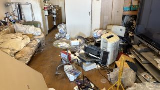 マンションのオーナー様からのご依頼で２Kのお部屋（半ごみ屋敷）の残置物の撤去、処分を行いました。（荒川区）の写真１