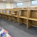 学習塾の閉店のため塾（オフィス）にある学習卓や棚などの不用品を回収、処分いたしました。（杉並区）の写真１