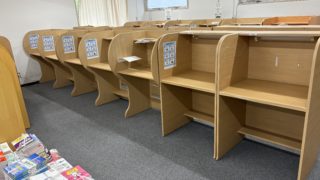 学習塾の閉店のため塾（オフィス）にある学習卓や棚などの不用品を回収、処分いたしました。（杉並区）の写真１