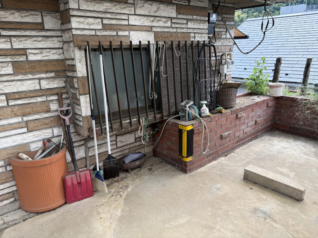 不動産業者様からのご依頼で空き家の一戸建て（4LDK）の残置物の撤去、片付けをしました。（墨田区）作業前の写真１