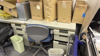 会社の閉業のためオフィス（事務所）の事務机、事務椅子、書庫などの不用品を回収、処分いたしました。（豊島区）の写真２