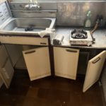 リフォーム業者様からのご依頼で家具などの残置物とキッチンなどを撤去、処分いたしました。（江戸川区）の写真２