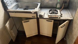 リフォーム業者様からのご依頼で家具などの残置物とキッチンなどを撤去、処分いたしました。（江戸川区）の写真２