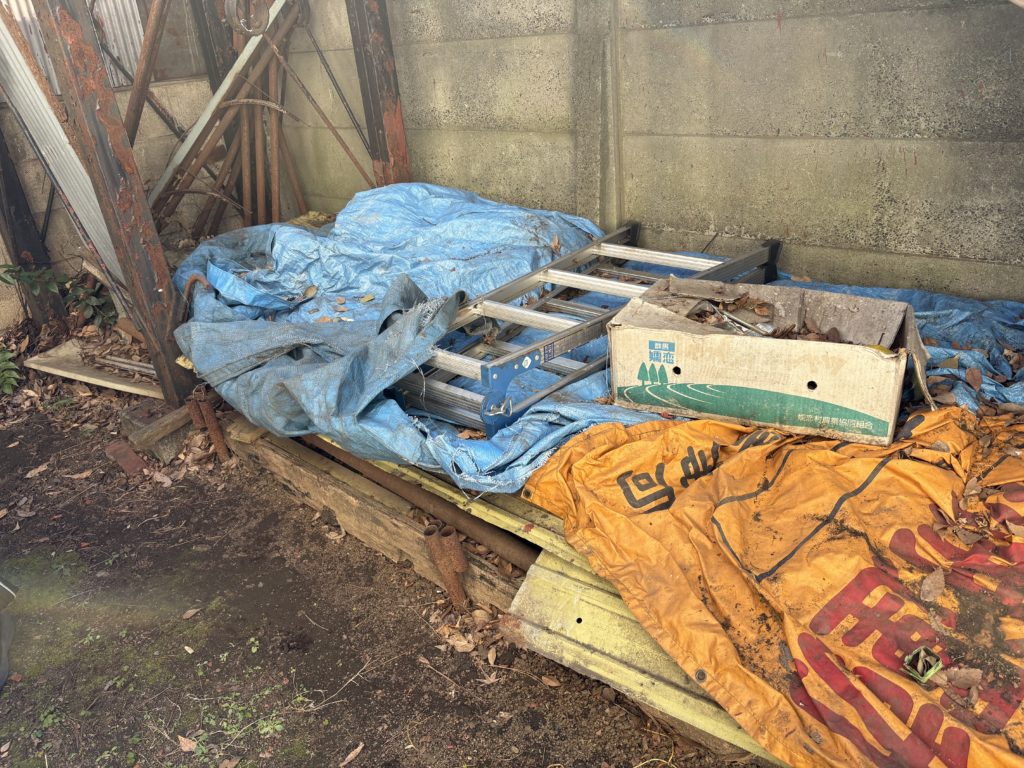 町会の鉄パイプなどの不用品や残置物を撤去、回収いたしました。（品川区）の写真１